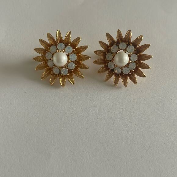 Vintage clip on gold and pearl earring - Picture 1 of 4